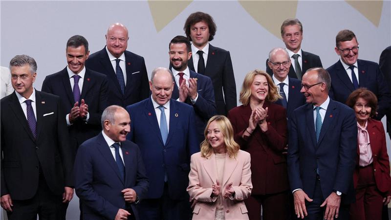 Bilder des Tages Familienfoto in Kopenhagen: EU-Spitze mit Merz (r), Meloni und Pashinyan beim Gipfel der Europäischen Politischen Gemeinschaft.