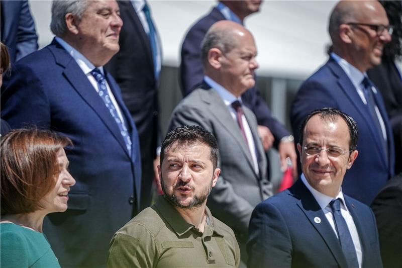 Europa-Gipfel: Klares Signal an Moskau Familienfoto vom Eurpa-Gipfel in Moldau. Wolodymyr Selenskyj zusammen mit Olaf Scholz.