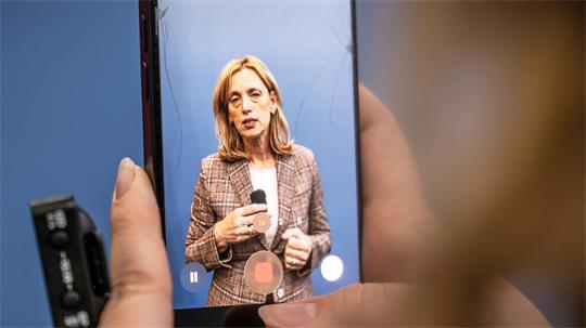 Familienministerin Karin Prien rechnet damit, dass im kommenden Jahr eine EU-weite Regelung zur Beschränkung von Social Media für Kinder und Jugendliche kommen wird. Parallel dazu sollen in Deutschland bereits Gesetze in diese Richtung geändert werden.