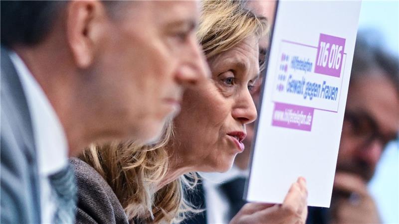 Familienministerin Karin Prien wirbt für das Hilfetelefon. Frauen können sich dort anonym melden, wenn sie beispielsweise von ihrem Partner bedroht oder geschlagen werden. 