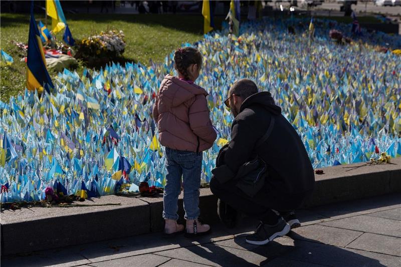 Krieg gegen die Ukraine: So ist die Lage Familienmitglieder besuchen in Kiew das Denkmal für ukrainische Soldaten, die im Krieg gegen Russland gefallen sind.