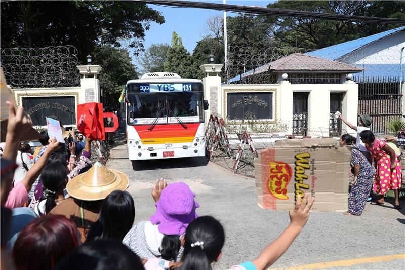 Amnestie in Myanmar: Junta will 9600 Gefangene freilassen Familienmitglieder und Freunde von Häftlingen stehen vor dem Insein-Gefängnis in Yangon, als ein Bus mit Freigelassenen vom Gelände fährt.