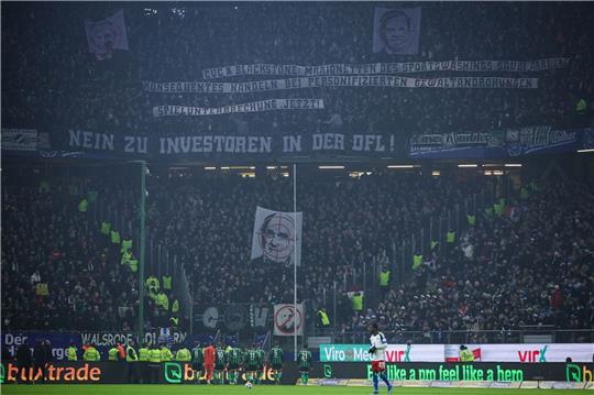 Fan-Proteste, Pyrotechnik - und ein Martin Kind im Fadenkreuz: Wegen diverser Vergehen seiner Anhänger muss Hannover eine Geldstrafe zahlen.