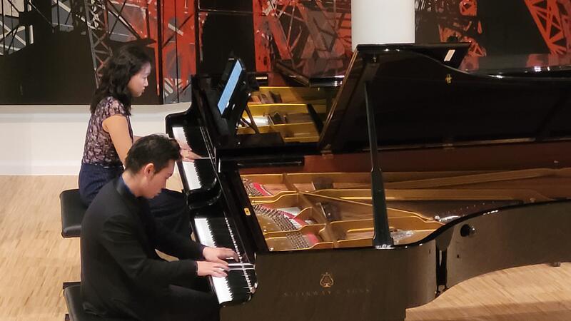 Fangzhou Ye aus Cina (Julliard School,New York) wird begleitet von Charmaine Yang (links), die den Orchesterpart des Konzerts für Klavier und Orchester von Rachmaninow übernimmt.