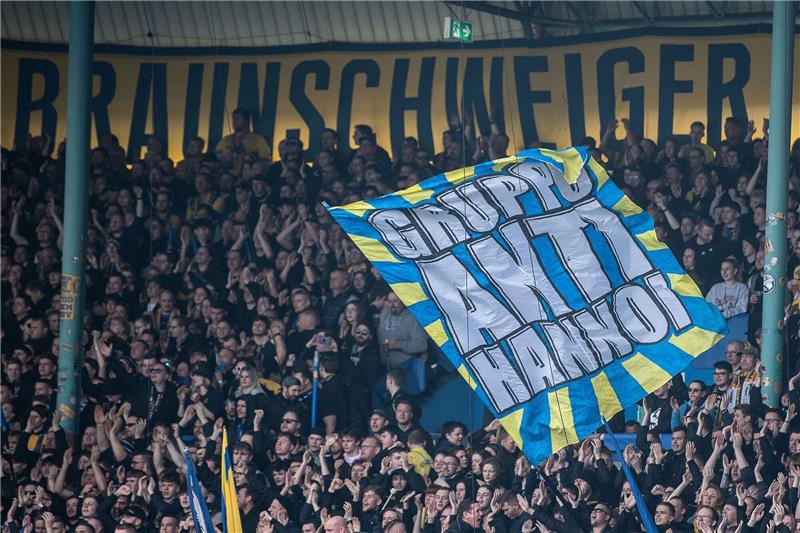 Fans aus Braunschweig schwenken eine Flagge mit der Aufschrift "Gruppo Anti Hannoi".