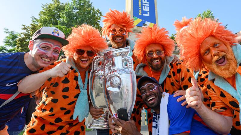 Arbeiten inmitten der Partyzone Fans aus den Niederlanden und Frankreich machen Stimmung vor dem Vorrunden-Spiel in Leipzig. Die Begegnung endet unentschieden, aber die Fans feiern nach dem Spiel unbeeindruckt weiter. Für Levi Meißner einer der Höhepunkte und Ausdruck der Friedfertigkeit der europäischen Besucher.
