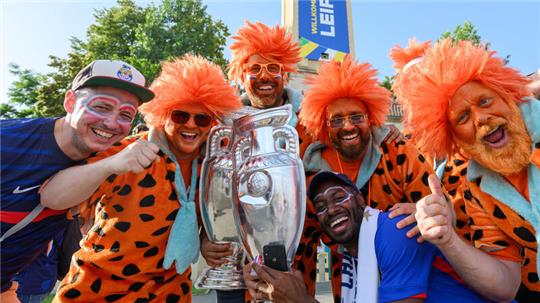 Fans aus den Niederlanden und Frankreich machen Stimmung vor dem Vorrunden-Spiel in Leipzig. Die Begegnung endet unentschieden, aber die Fans feiern nach dem Spiel unbeeindruckt weiter. Für Levi Meißner einer der Höhepunkte und Ausdruck der Friedfertigkeit der europäischen Besucher.
