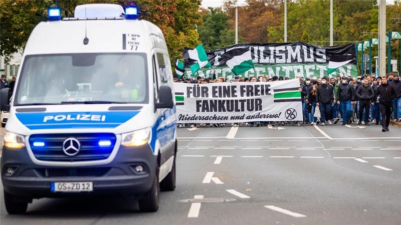 Gewalt im Fußball: Drängender Gipfel oder reiner Populismus? Fans befürchten arge Konsequenzen, die über ihren Kopf hinweg entschieden werden.