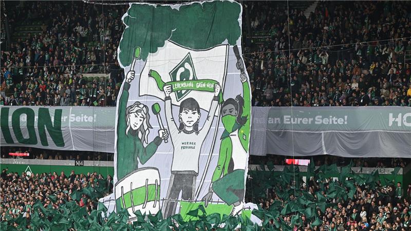 Fans der Werder-Frauen beim Spiel gegen den Hamburger SV
