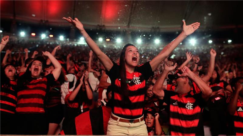 Fans der brasilianischen Mannschaft Flamengo feiern ein Tor, während sie das Endspiel im Copa Libertadores auf einer riesigen Leinwand im Maracana-Stadion in Rio verfolgen.