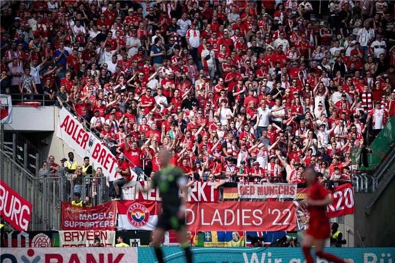 Fans des FC Bayern München feuern die Spielerinnen an.