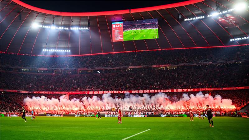 Fans des FC Bayern München zünden Pyrotechnik im Fanblock. (Archivbild)