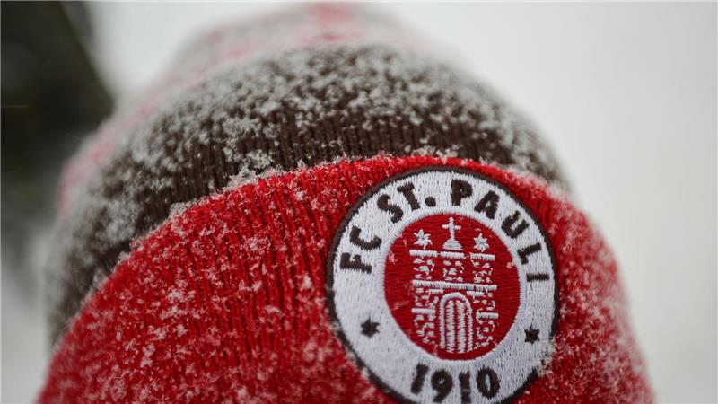 Schnee, Wind, Eis: Zwei Bundesliga-Spiele im Norden abgesagt Fans des FC St. Pauli müssen sich am Samstag nicht dem Schnee aussetzen, um ihr Team zu unterstützen. Das abgesagte Spiel wird demnächst nachgeholt.