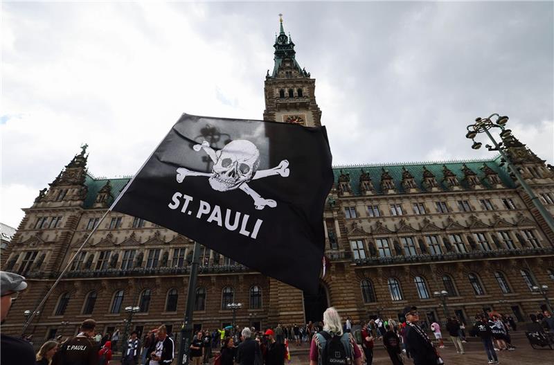 Fans des FC St. Pauli sammeln sich für die Aufstiegsfeier auf dem Rathausmarkt vor dem Rathaus.
