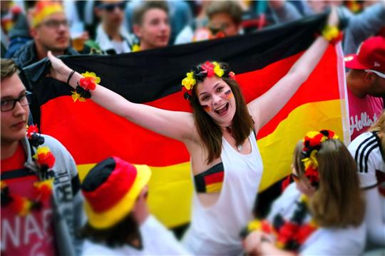 Fans feiern auf einer Public  Viewing-Veranstaltung in Hannover. Einige Großstädte halten sich dieses Jahr beim offiziellen Public Viewing zurück.