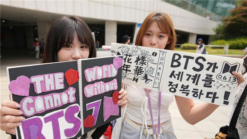 Fans feiern den Jahrestag der Band beim jährlichen BTS Festa. (Archivbild)