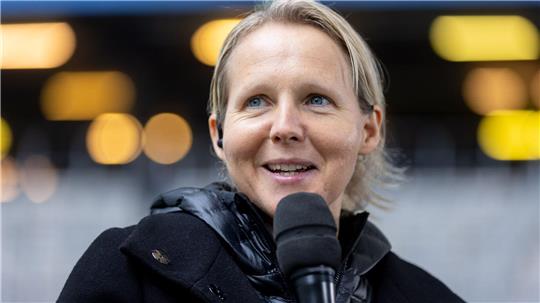 Fans hören dank eines Funkmikrofons, was Werder-Trainerin Friederike Kromp während des Spiels gegen den 1. FC Köln sagt. (Archivbild)    