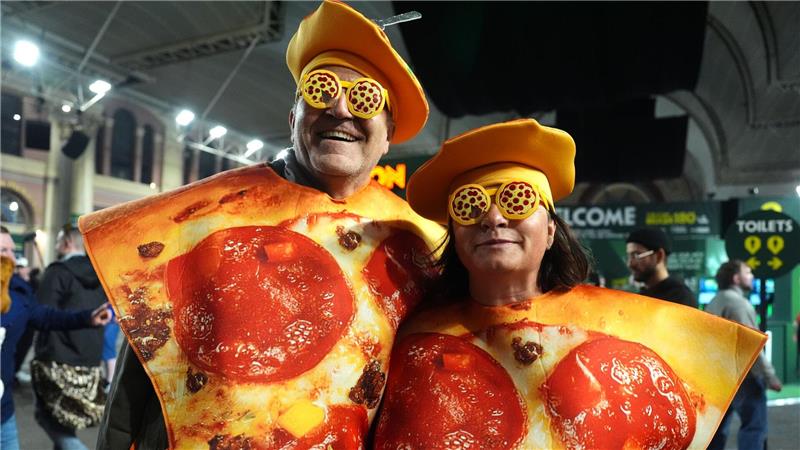 Fans in Kostümen posieren für Fotos am ersten Tag der Paddy Power World Darts Championship im Alexandra Palace in London.