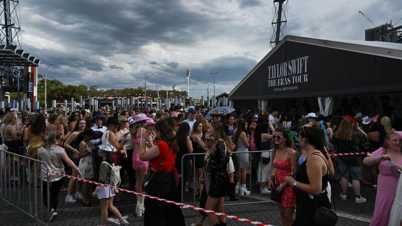 Fans kleiden sich für die Swift-Shows in fantasievollen und bunten Glitzer-Outfits. (Archivfoto)
