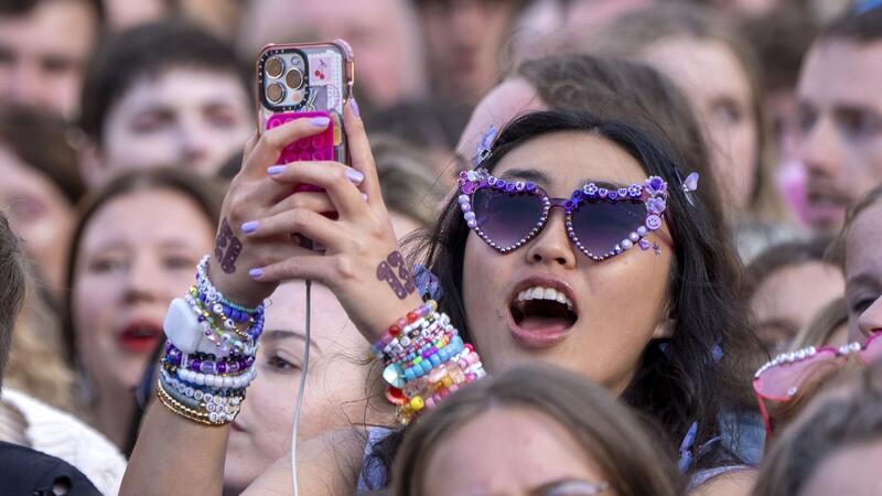 Fans können in der Regel nicht nur alle Songtexte auswendig, sie überlegen sich auch Fan-Gesänge und Choreographien. (Archivfoto)