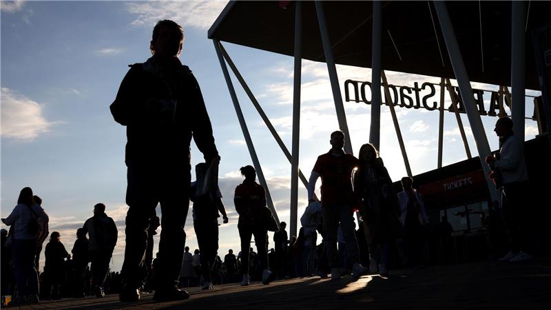 Fans kommen zum Stadion zu dem Europa League Spiel zwischen SC Freiburg - SC Braga in Freiburg im Breisgau.