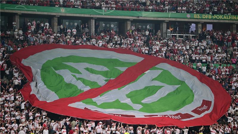 Fans protestieren beim Pokalfinale gegen den DFB. 