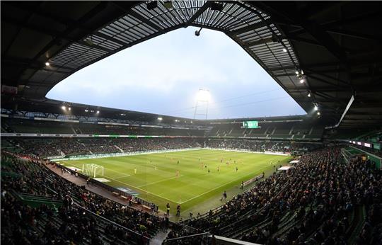 Fans schauen im Weserstadion ein Spiel.