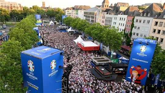 Fans verfolgen das letzte Gruppenspiel der deutschen Mannschaft beim Public Viewing in der Fanzone in Köln.