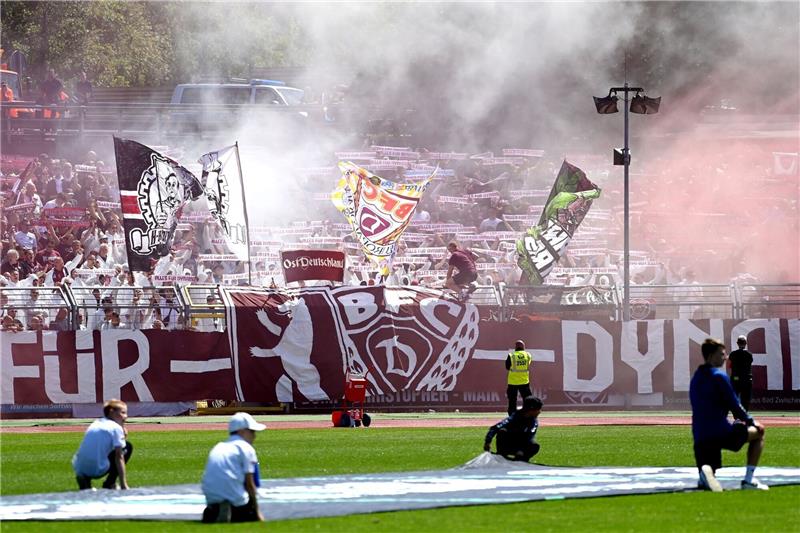 Fans vom BFC Dynamo zünden Pyrotechnik auf den Tribünen im Stadion.