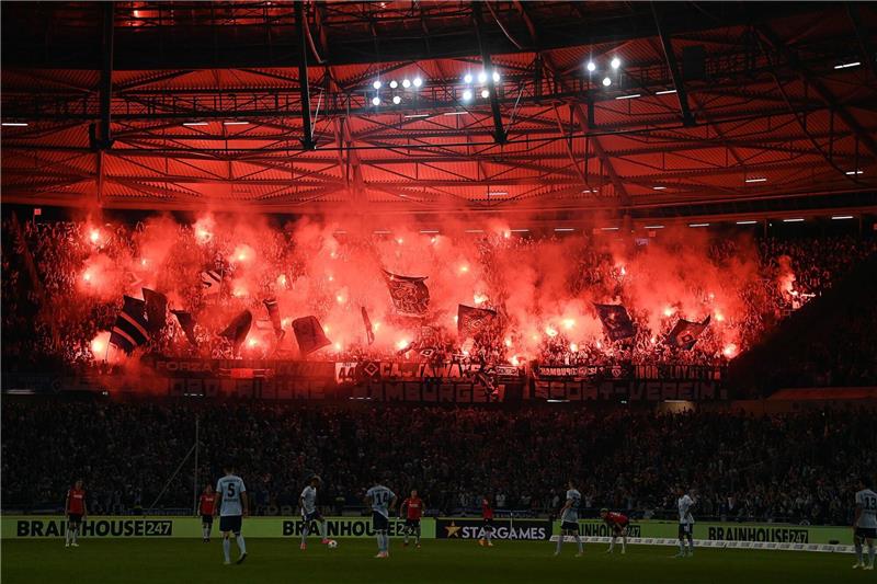 Fans vom HSV zünden zur zweiten Halbzeit Pyrotechnik.