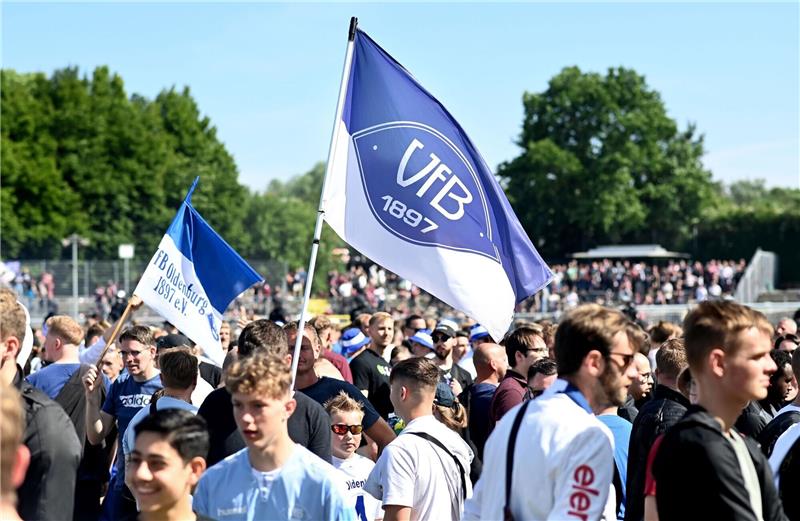 VfB Oldenburg verliert bei Hannover-Gastspiel gegen Halle Fans vom VfB Oldenburg feiern nach dem Abpfiff auf dem Spielfeld im Stadion.