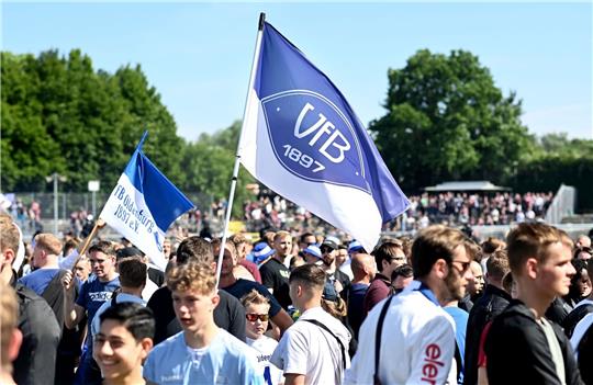 Fans vom VfB Oldenburg stehen im Stadion.