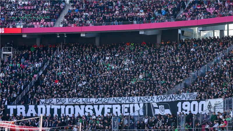 Fans von Borussia Mönchengladbach mit einem Banner über den künftigen Leipziger Reitz.