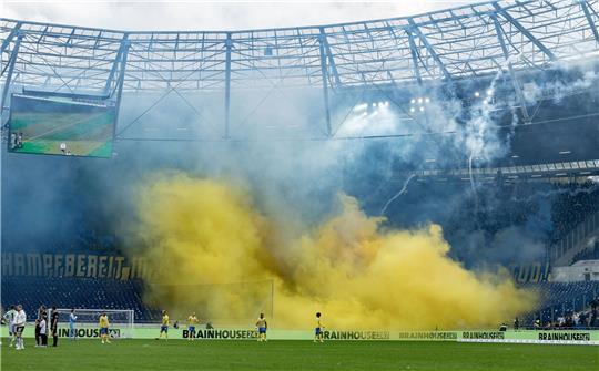 Fans von Braunschweig feuern Pyrotechnik ab.