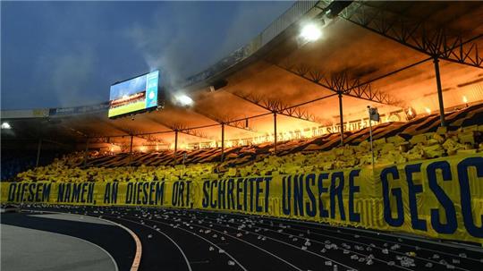 Fans von Eintracht Braunschweig beim Pokal-Spiel gegen Eintracht Frankfurt. 