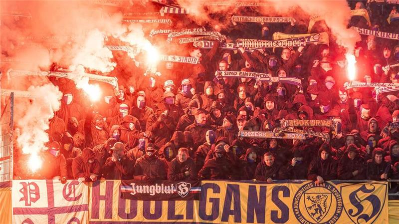 Fans von Eintracht Braunschweig hatten im November 2023 im Spiel in Hannover viel Pyrotechnik gezündet.