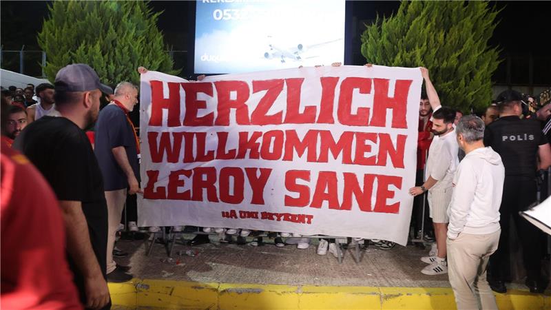 Fans von Galatasaray begrüßten Leroy Sané mit einem Plakat.