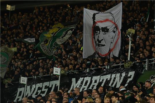 Fans von Hannover 96 zeigen ein Banner.