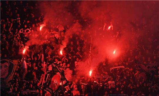 Fans von Hannover brennen Feuerwerkskörper ab.
