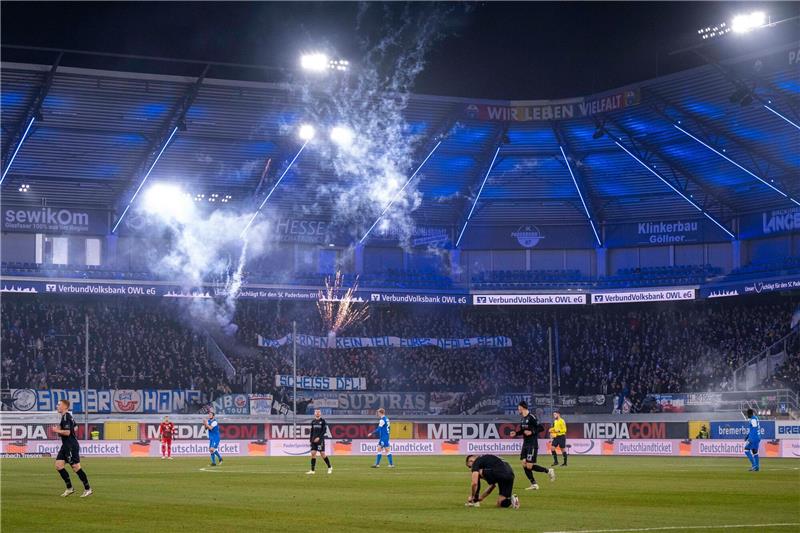 Pyrotechnik, Münzen und Randale: Proteste gegen DFL Fans von Hansa Rostock tun ihren Unmut gegen die DFL kund.