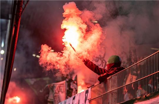 Fans von VfL Wolfsburg zünden bengalisches Feuer.