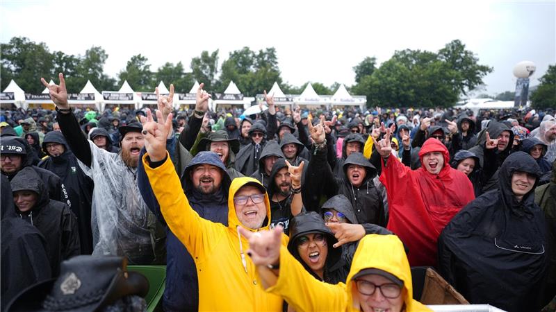 Fans vor der Eröffnung des „Infields“.