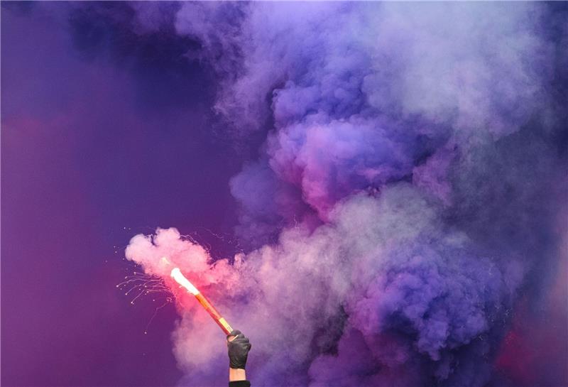 Lübecker Fans beim Spiel in Delmenhorst nun doch zugelassen Fans zünden Pyrotechnik in einem Stadion.