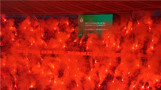 Fans zünden beim DFB-Pokalfinale Pyrotechnik. 