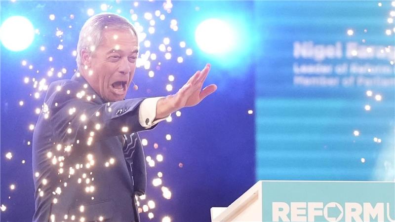 Der Profiteur: Rechtspopulist Farage will Premier werden Farage wird von seinen Anhängern gefeiert wie ein Star.