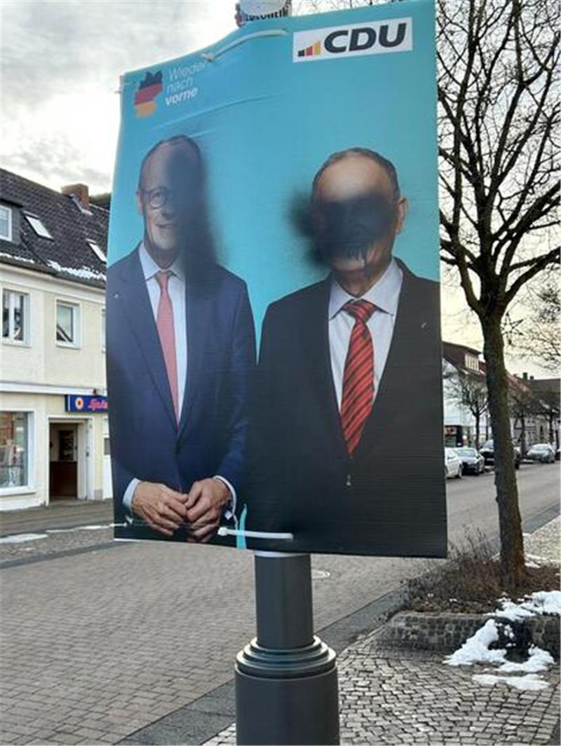 Farbangriff auf ein CDU-Plakat in Seesen.