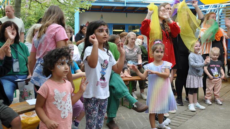 Farbenfrohes Feiern: Den Regenbogentanz legen die Eulenburg-Kinder locker hin.