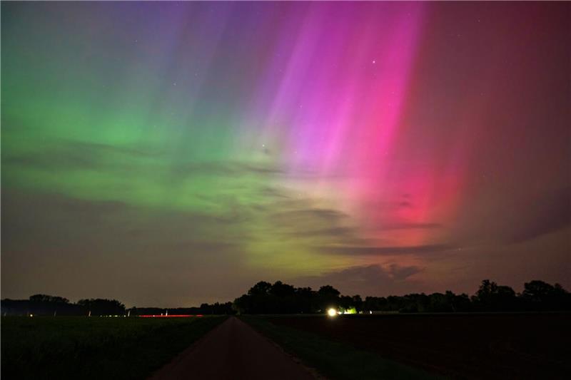 Polarlichter bringen Deutschlands Nachthimmel zum Leuchten Farbenspiel: Polarlichter am Himmel über Bersenbrück in Niedersachsen.