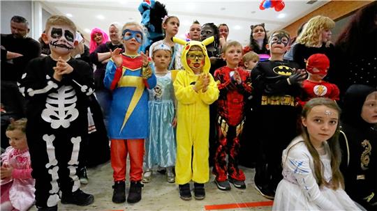 Fasching ist nicht ihre Sache, aber Petra Westphal mischt helfend mit. Denn für Kinder mache sie alles, wie sie sagt. Das war während ihres Berufslebens so, das ist auch danach noch so. Archivfoto: Neuendorf
