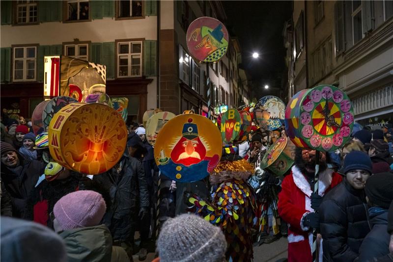 Basler Fasnacht startet bei klirrender Kälte Fasnachtscliquen mit Laternen ziehen durch die Strassen am Morgestraich in Basel